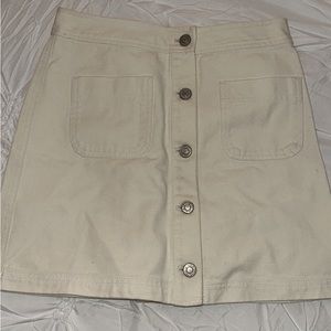 V cute white button skirt, worn once